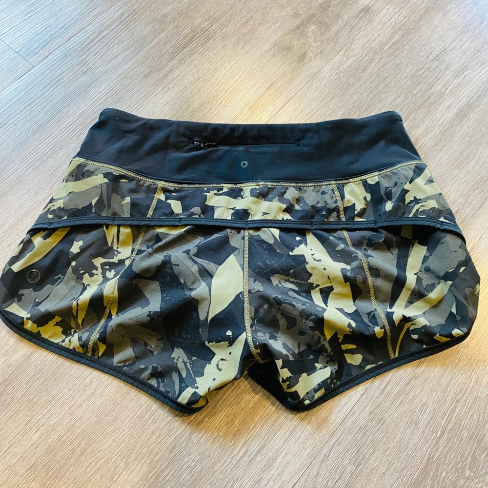 Lululemon Speed Up Low-Rise Lined Shorts 2.5 Camo Olive Black Womens Size 6